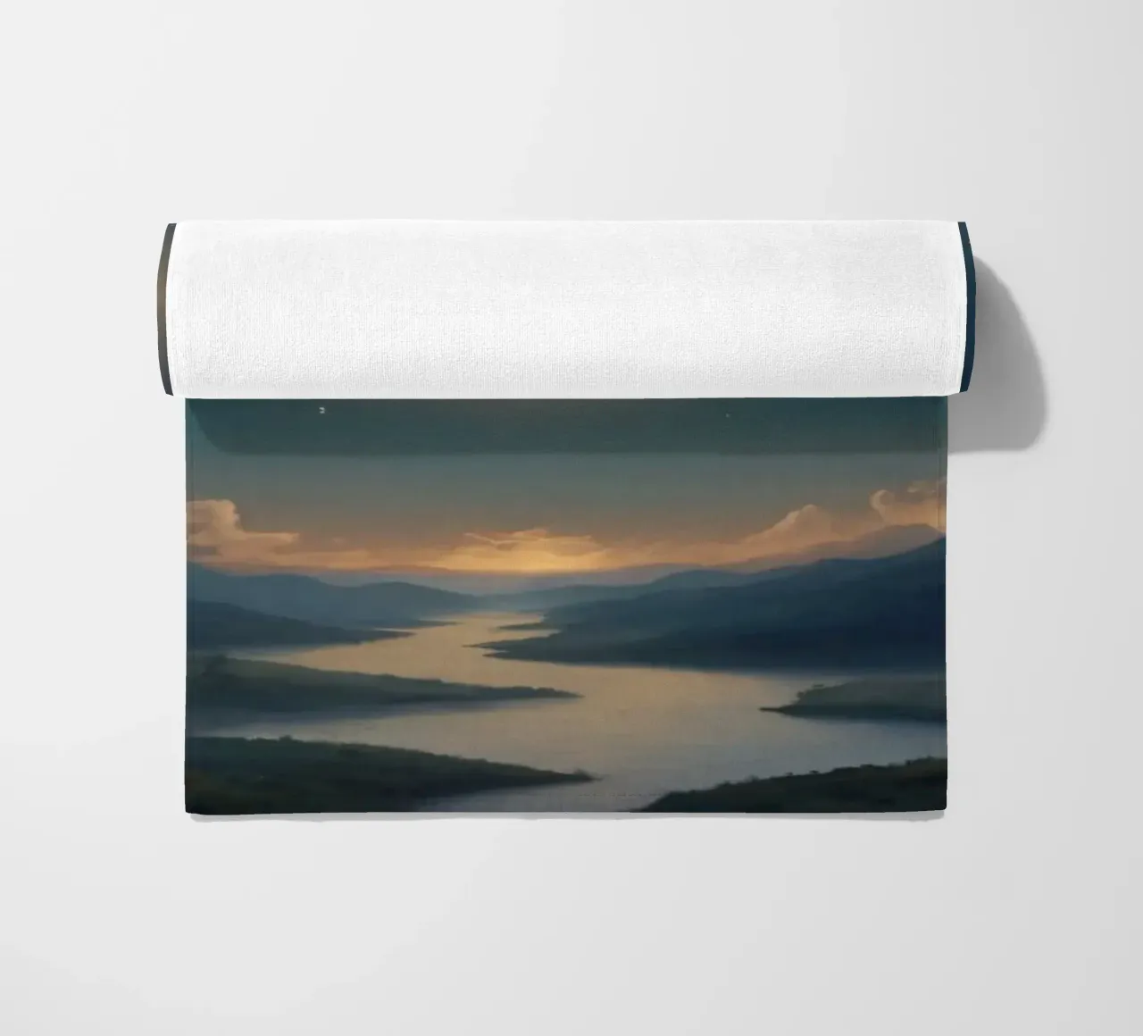 Un atardecer tranquilo con una luna creciente luminosa iluminando toalla de playa de DesignDoodle