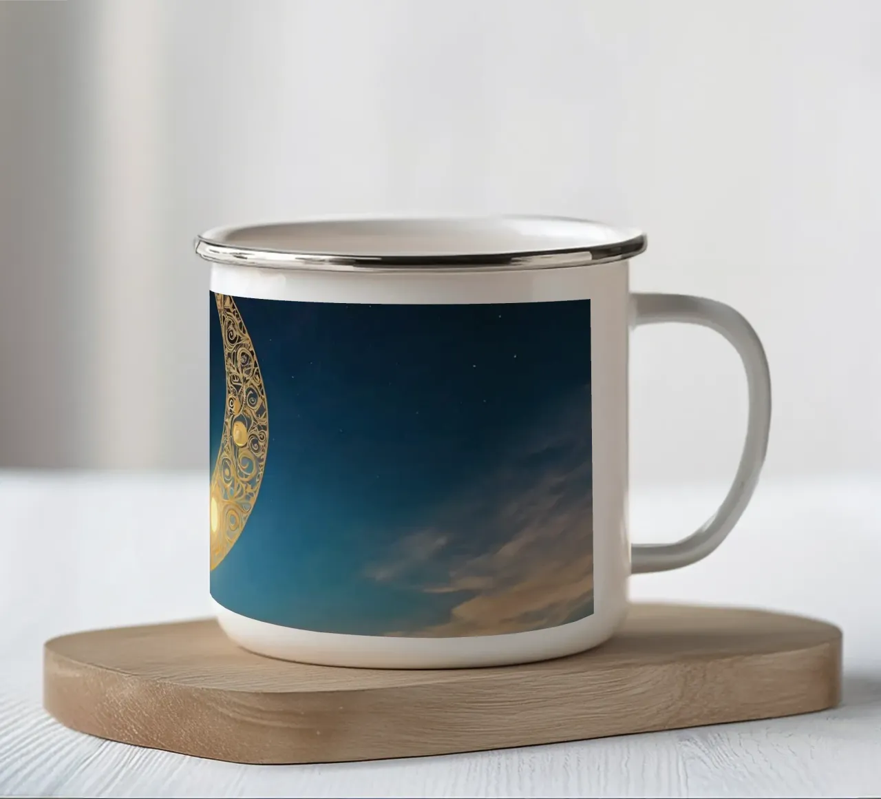 Luna crescente dorata illuminata in un cielo crepuscolare al tramonto tazza in smalto da DesignDoodle