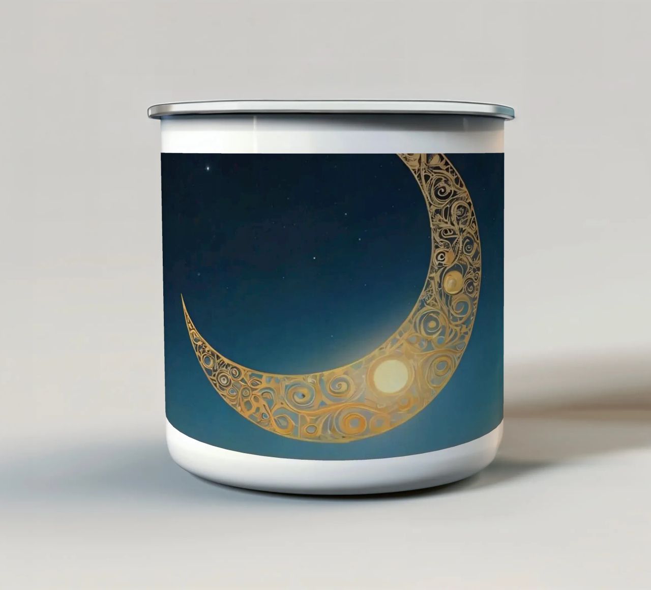 Luna crescente dorata illuminata in un cielo crepuscolare al tramonto tazza in smalto da DesignDoodle