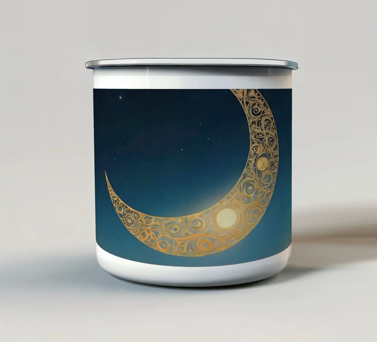 Luna crescente dorata illuminata in un cielo crepuscolare al tramonto tazza in smalto da DesignDoodle