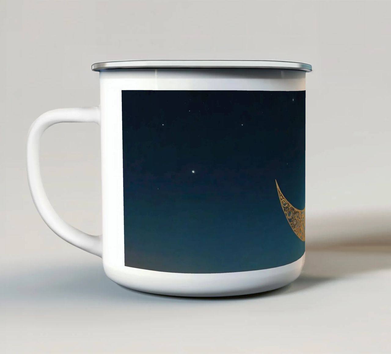 Luna crescente dorata illuminata in un cielo crepuscolare al tramonto tazza in smalto da DesignDoodle