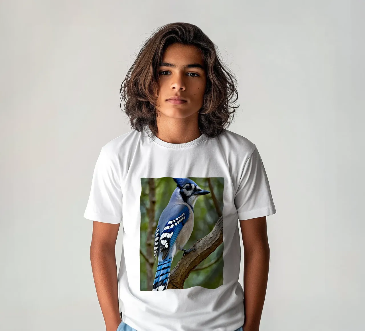 Una ghiandaia azzurra appollaiata sul ramo di un albero in una foresta verdeggiante t-shirt bambini da DesignDoodle