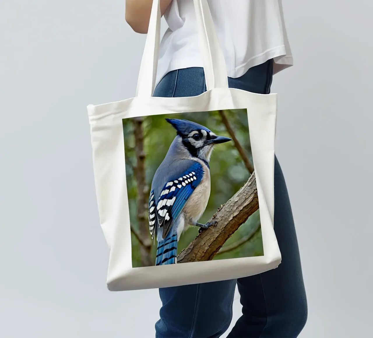 Una ghiandaia azzurra appollaiata sul ramo di un albero in una foresta verdeggiante borsa in juta da DesignDoodle
