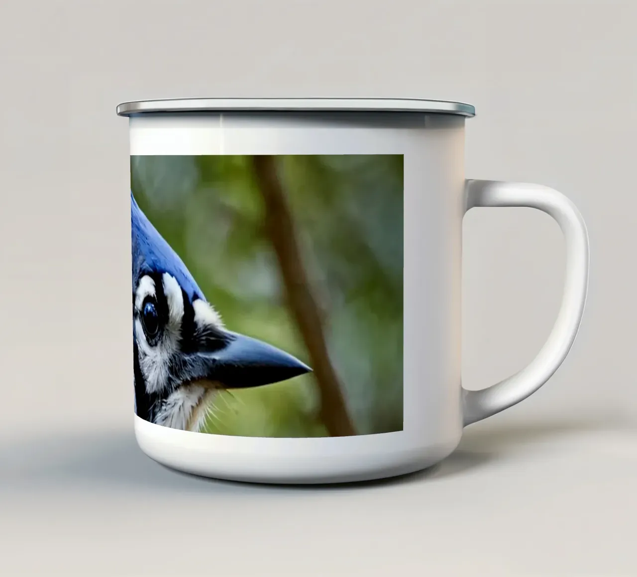 Una ghiandaia azzurra appollaiata sul ramo di un albero in una foresta verdeggiante tazza in smalto da DesignDoodle