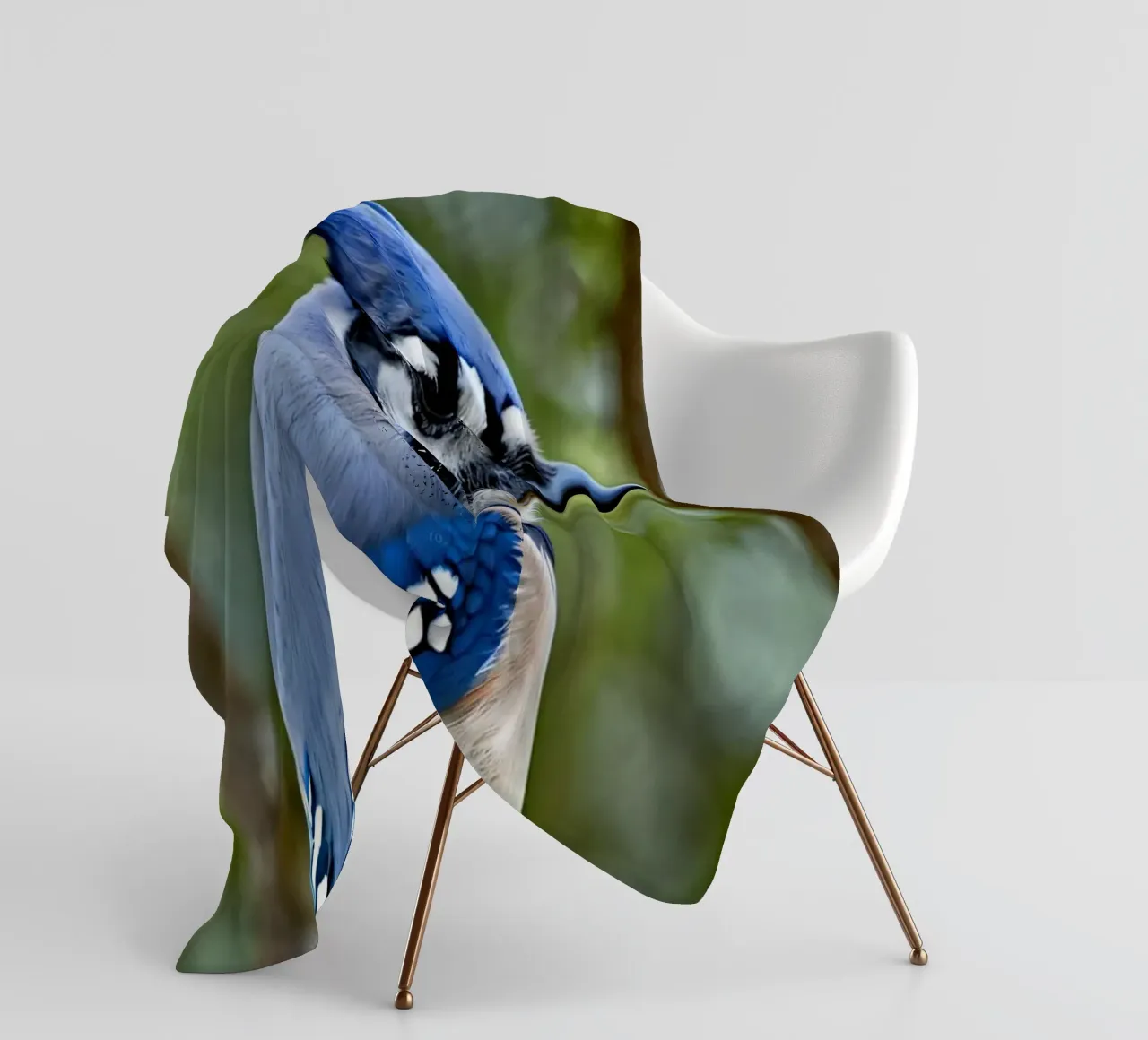 Una ghiandaia azzurra appollaiata sul ramo di un albero in una foresta verdeggiante coperta in pile da DesignDoodle