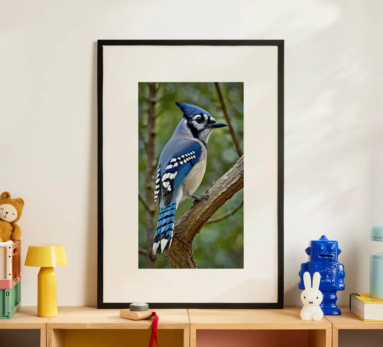 Una ghiandaia azzurra appollaiata sul ramo di un albero in una foresta verdeggiante poster con telaio in plastica da DesignDoodle