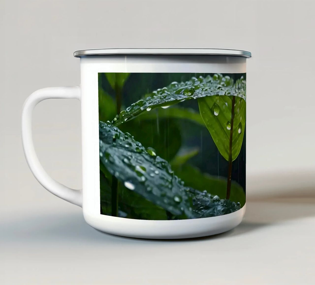 Le gocce di pioggia scintillano sulle foglie verdi di una foresta lussureggiante tazza in smalto da DesignDoodle
