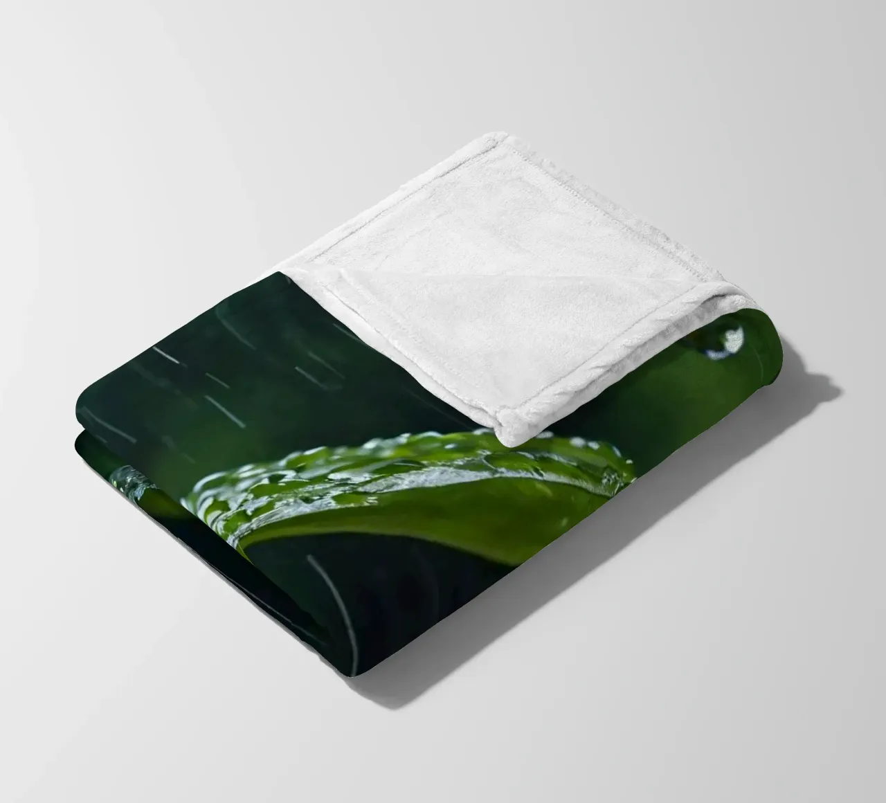 Le gocce di pioggia scintillano sulle foglie verdi di una foresta lussureggiante coperta in pile da DesignDoodle