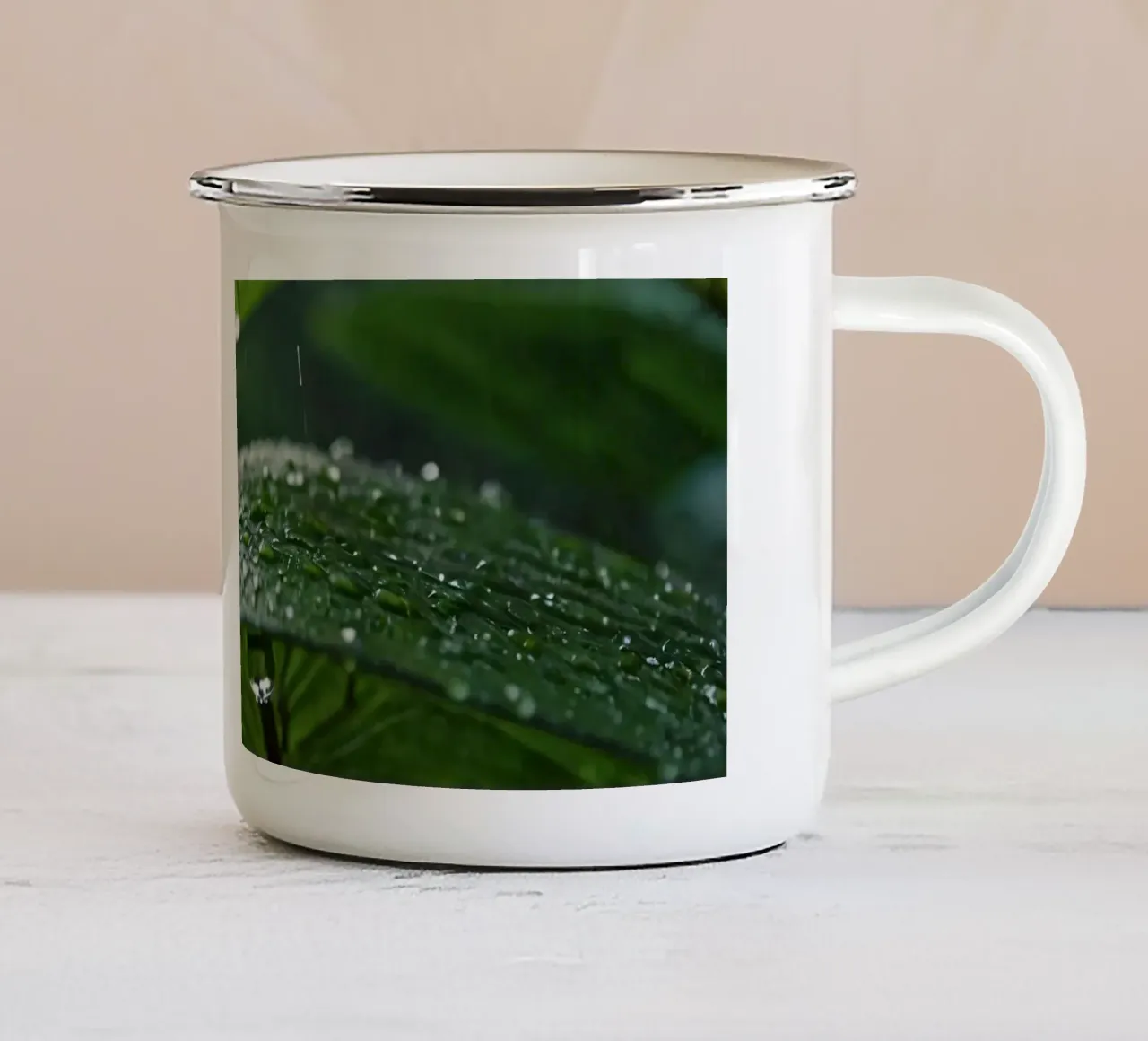 Le gocce di pioggia si raccolgono sulle foglie verdi e vibranti di una foresta lussureggiante tazza in smalto da DesignDoodle