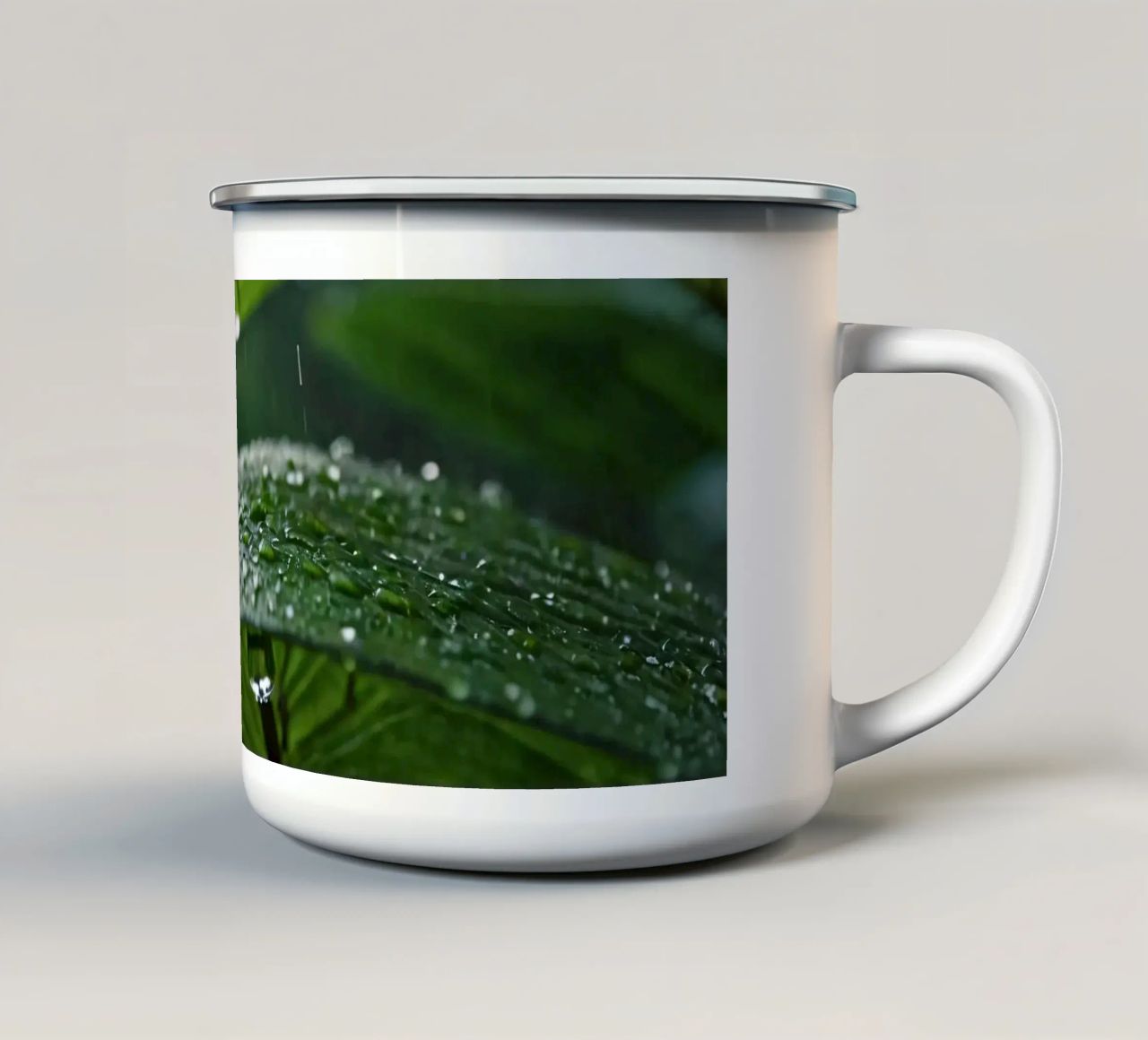Le gocce di pioggia si raccolgono sulle foglie verdi e vibranti di una foresta lussureggiante tazza in smalto da DesignDoodle