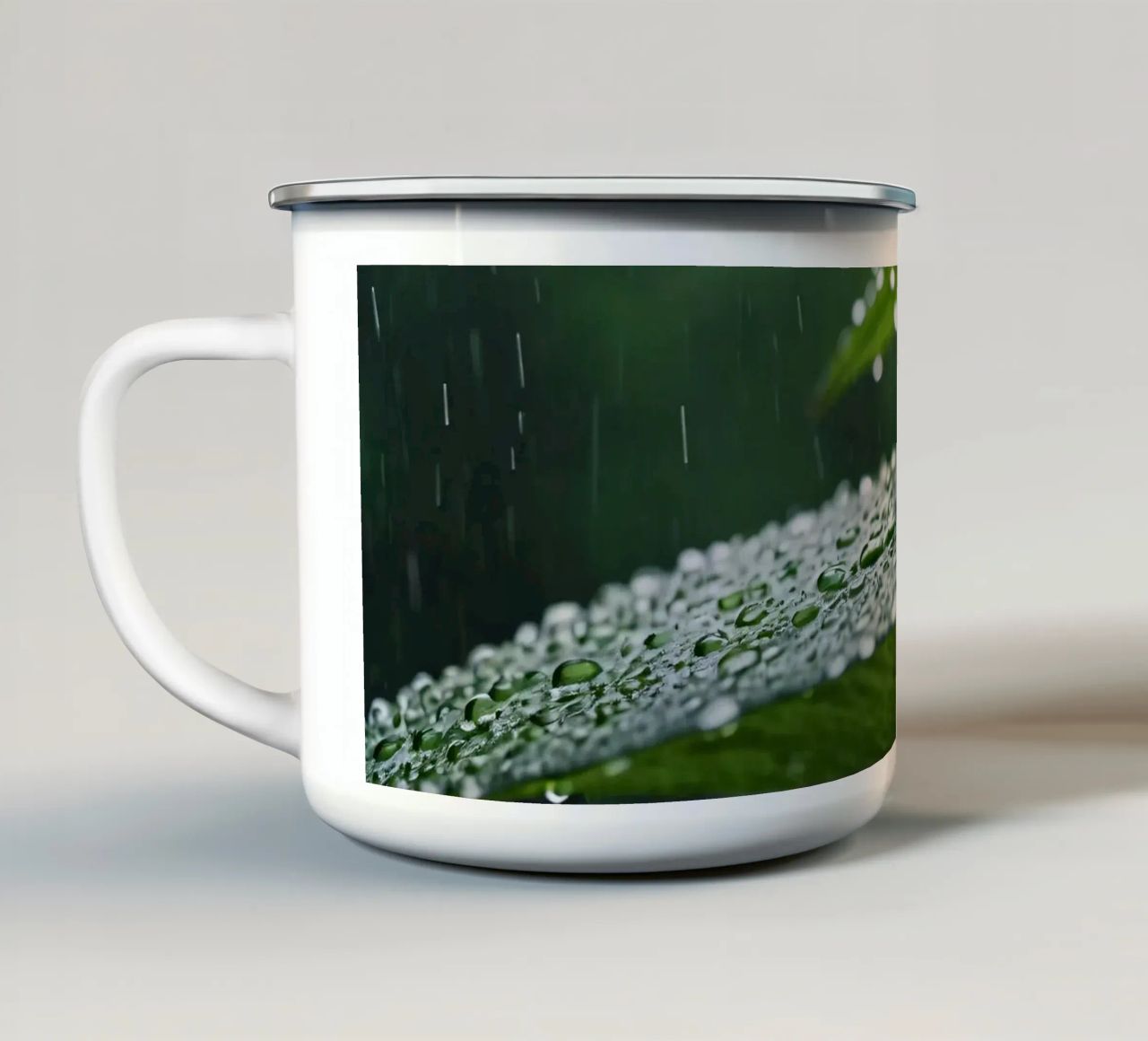 Le gocce di pioggia si raccolgono sulle foglie verdi e vibranti di una foresta lussureggiante tazza in smalto da DesignDoodle