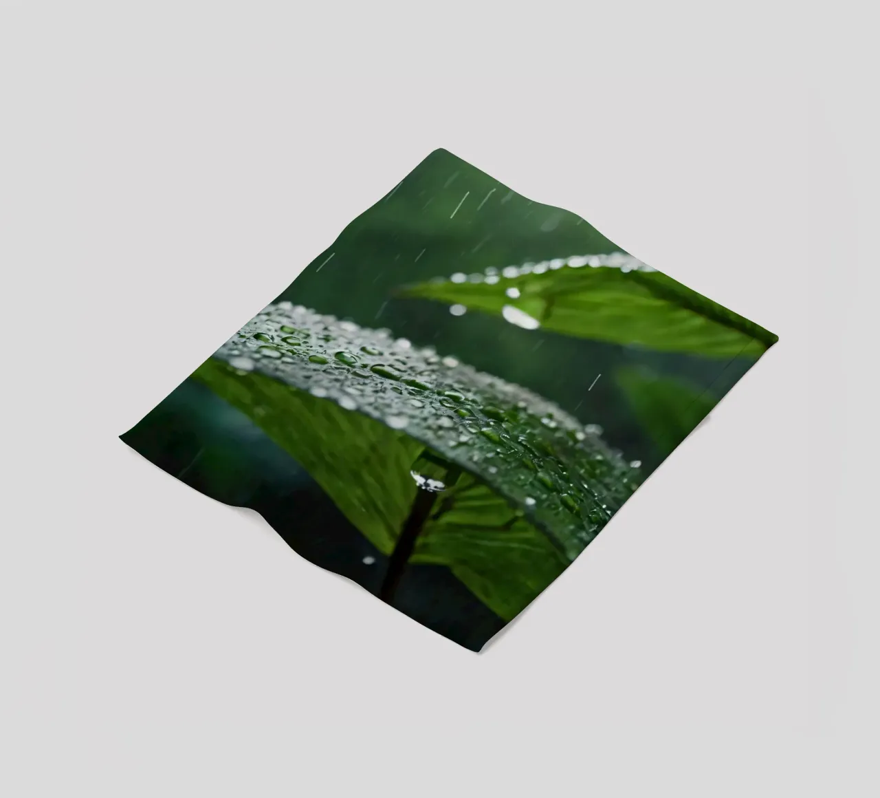 Les gouttes de pluie s'accumulent sur les feuilles d'un vert éclatant dans une forêt luxuriante. plaid polaire de DesignDoodle
