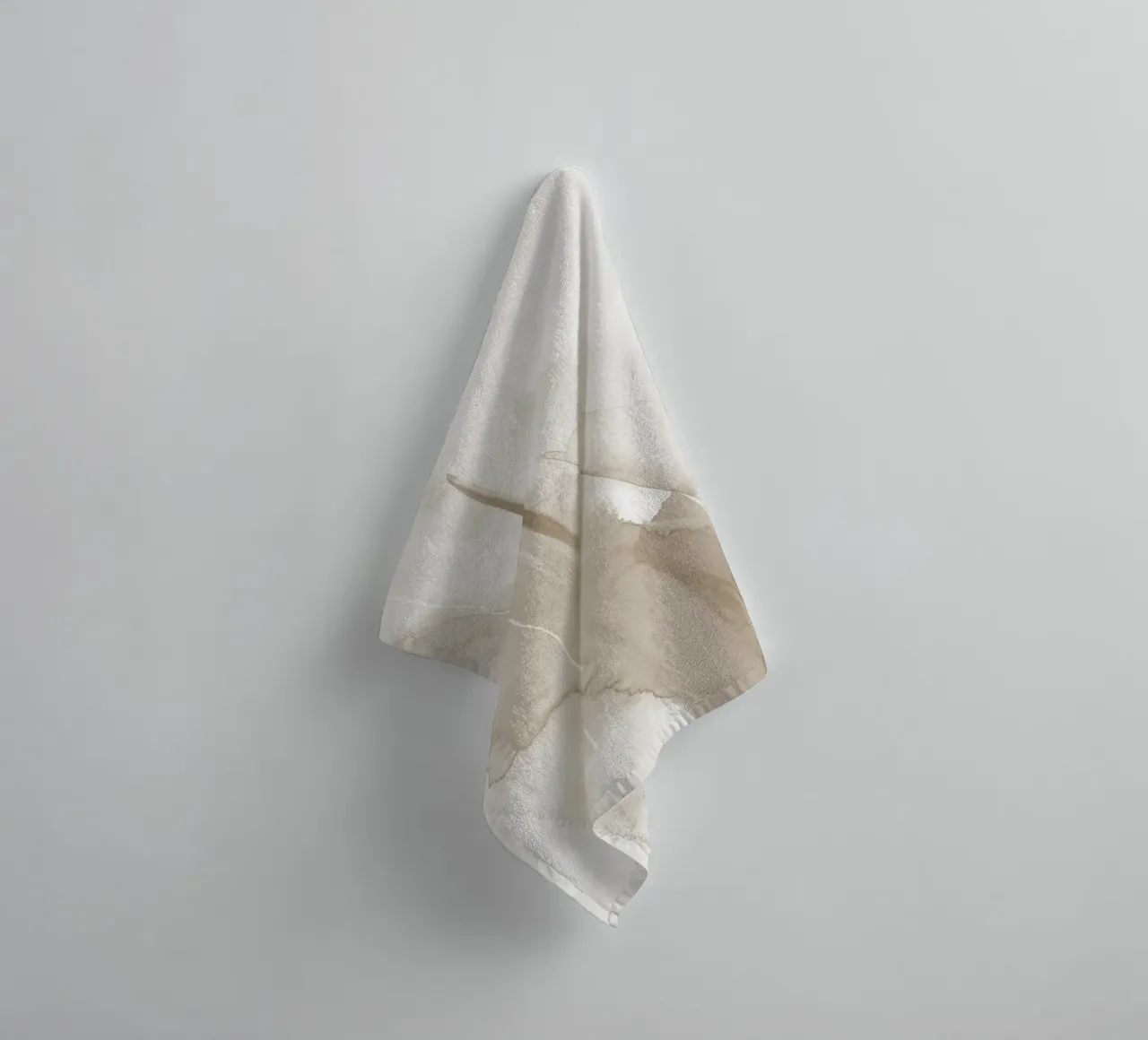 Pennellate di beige 1 asciugamano da bagno da NouveauPrints