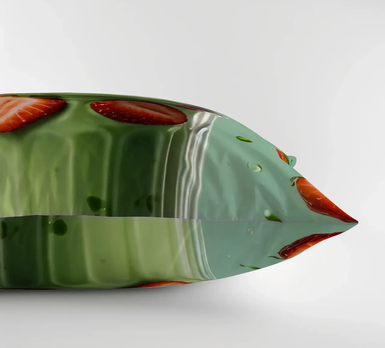 Frullato fresco di fragola e menta servito in un bicchiere classico cuscino da DesignDoodle