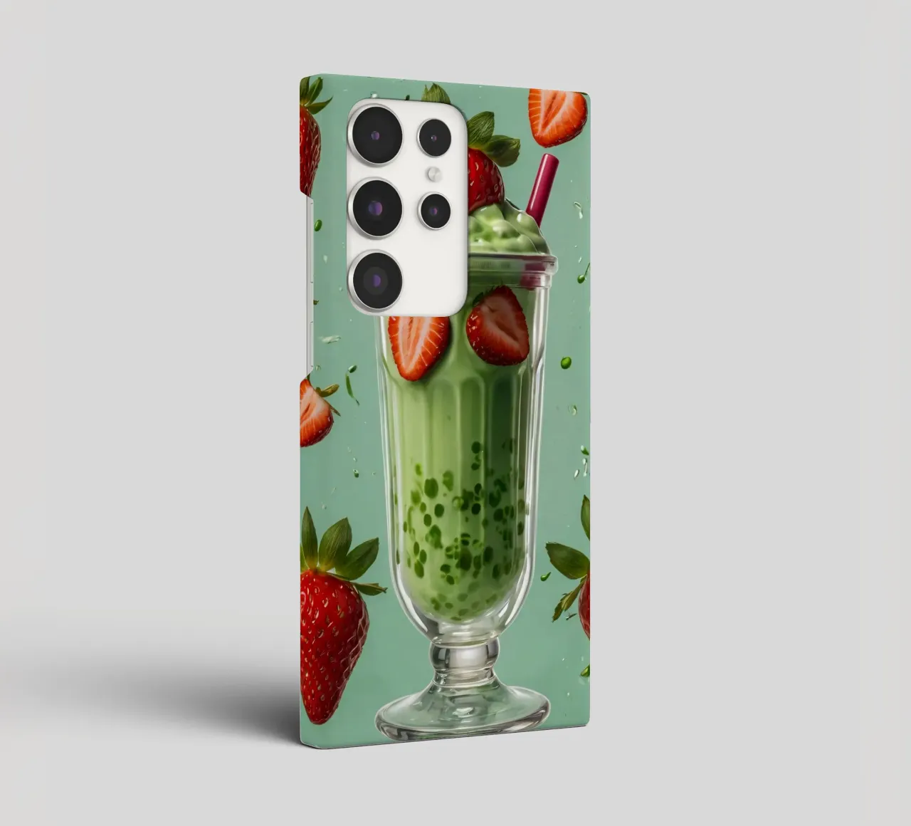Frullato fresco di fragola e menta servito in un bicchiere classico cover samsung da DesignDoodle