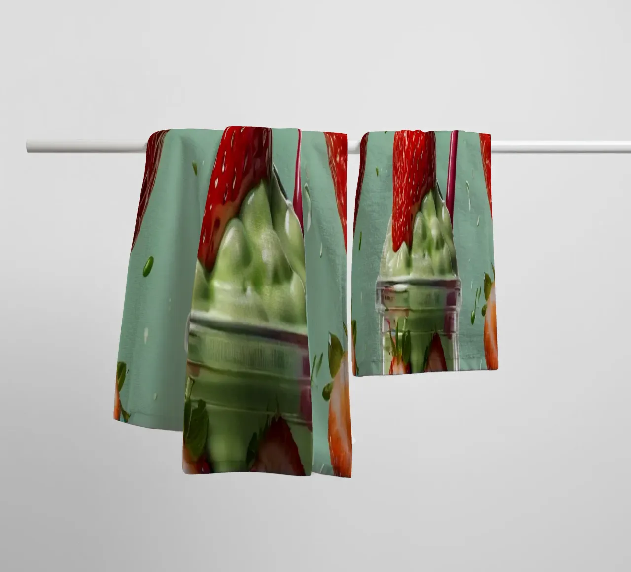 Frullato fresco di fragola e menta servito in un bicchiere classico asciugamano da bagno da DesignDoodle