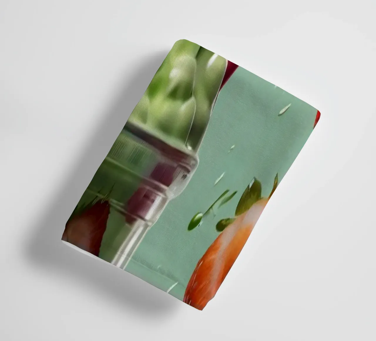 Frullato fresco di fragola e menta servito in un bicchiere classico asciugamano da bagno da DesignDoodle