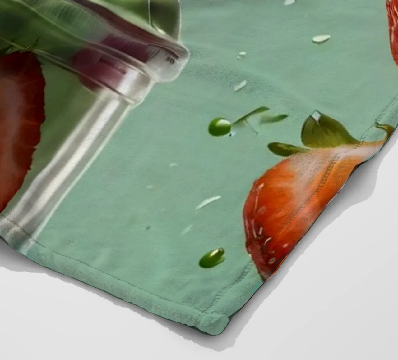 Frullato fresco di fragola e menta servito in un bicchiere classico coperta in pile da DesignDoodle