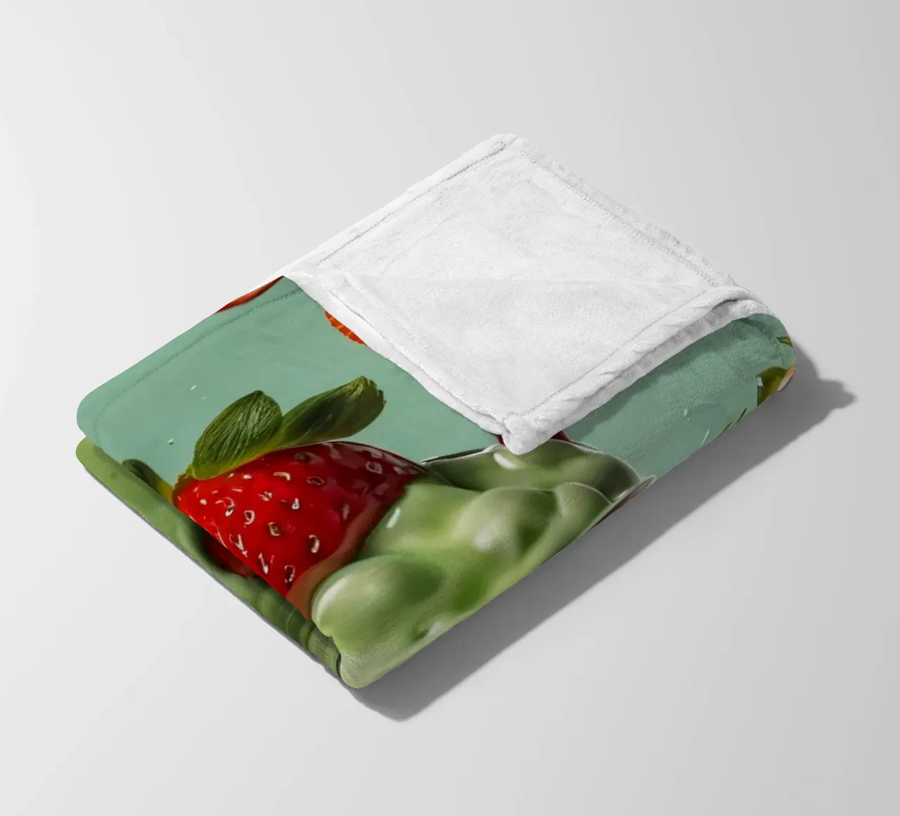 Frullato fresco di fragola e menta servito in un bicchiere classico coperta in pile da DesignDoodle