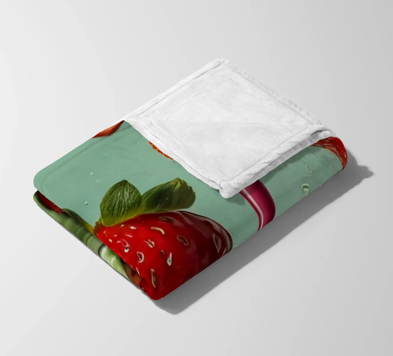 Frullato fresco di fragola e menta servito in un bicchiere classico coperta in pile da DesignDoodle