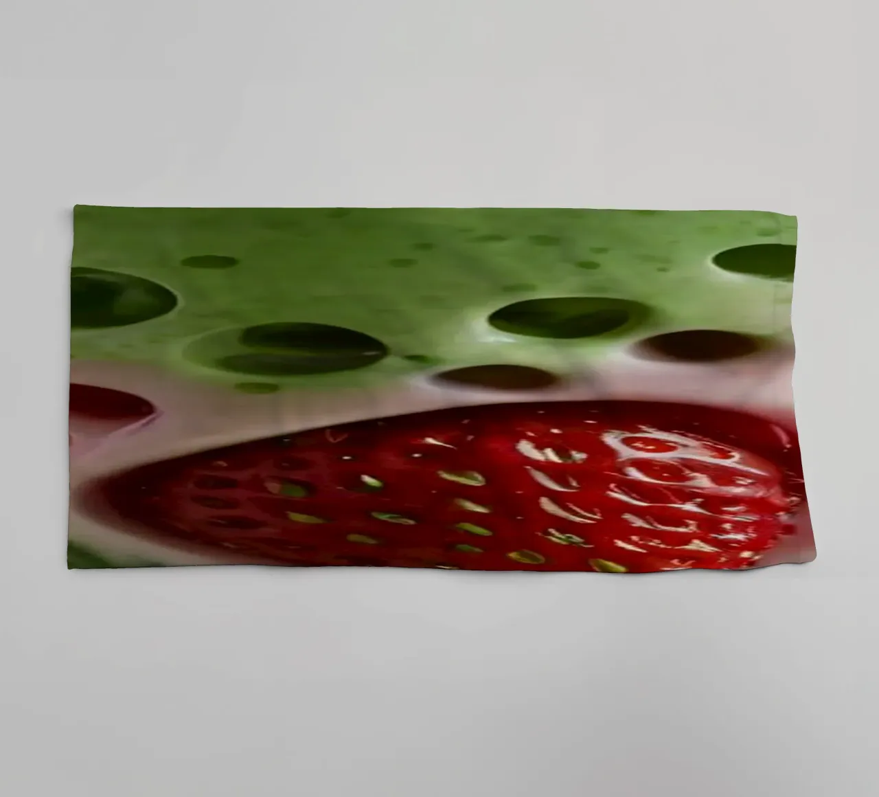 Bevanda rinfrescante a base di verde e fragole servita a strati asciugamano da bagno da DesignDoodle