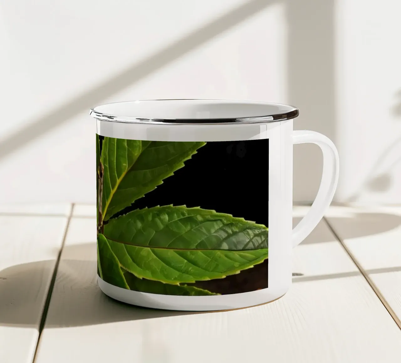 Foglie verdi fresche su un tavolo di legno circondato da spezie tazza in smalto da DesignDoodle