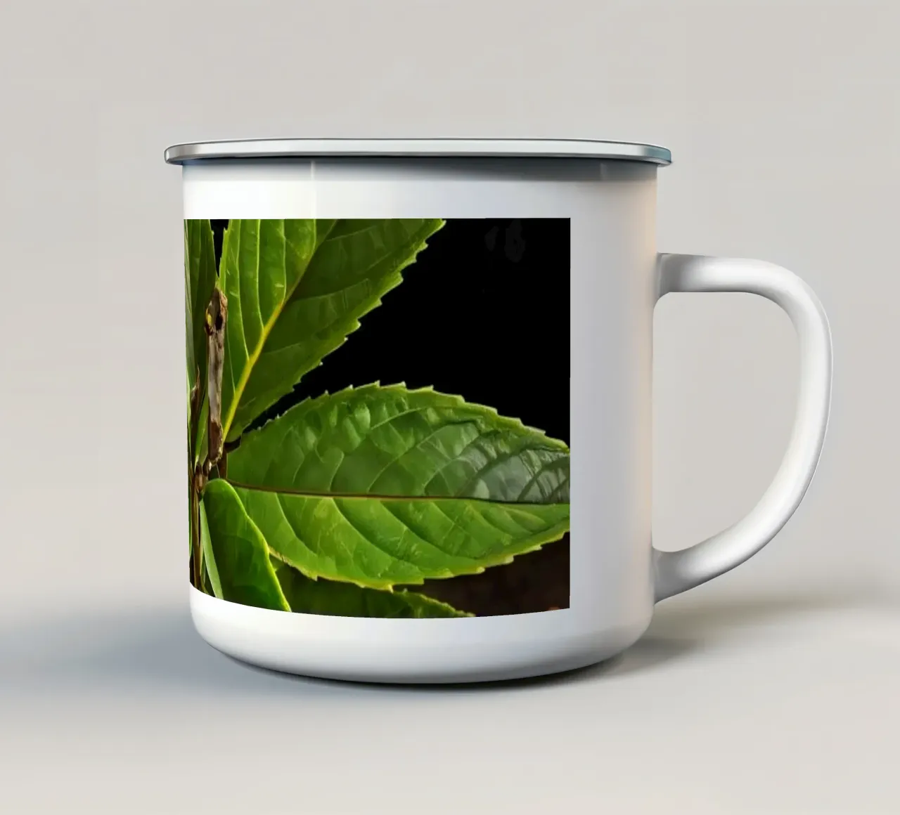 Foglie verdi fresche su un tavolo di legno circondato da spezie tazza in smalto da DesignDoodle