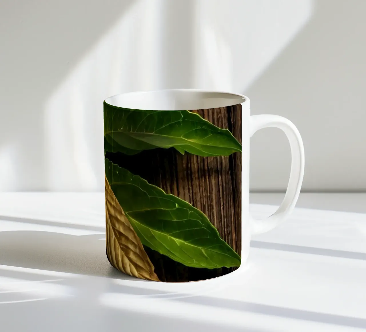 Foglie verdi fresche con una singola foglia secca su un rustico di legno tazza in ceramica da DesignDoodle
