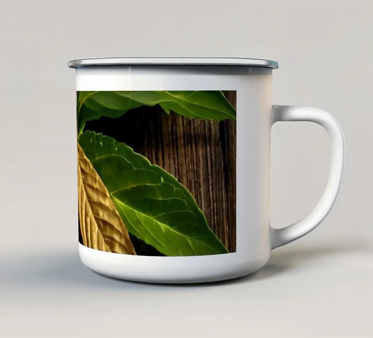 Foglie verdi fresche con una singola foglia secca su un rustico di legno tazza in smalto da DesignDoodle