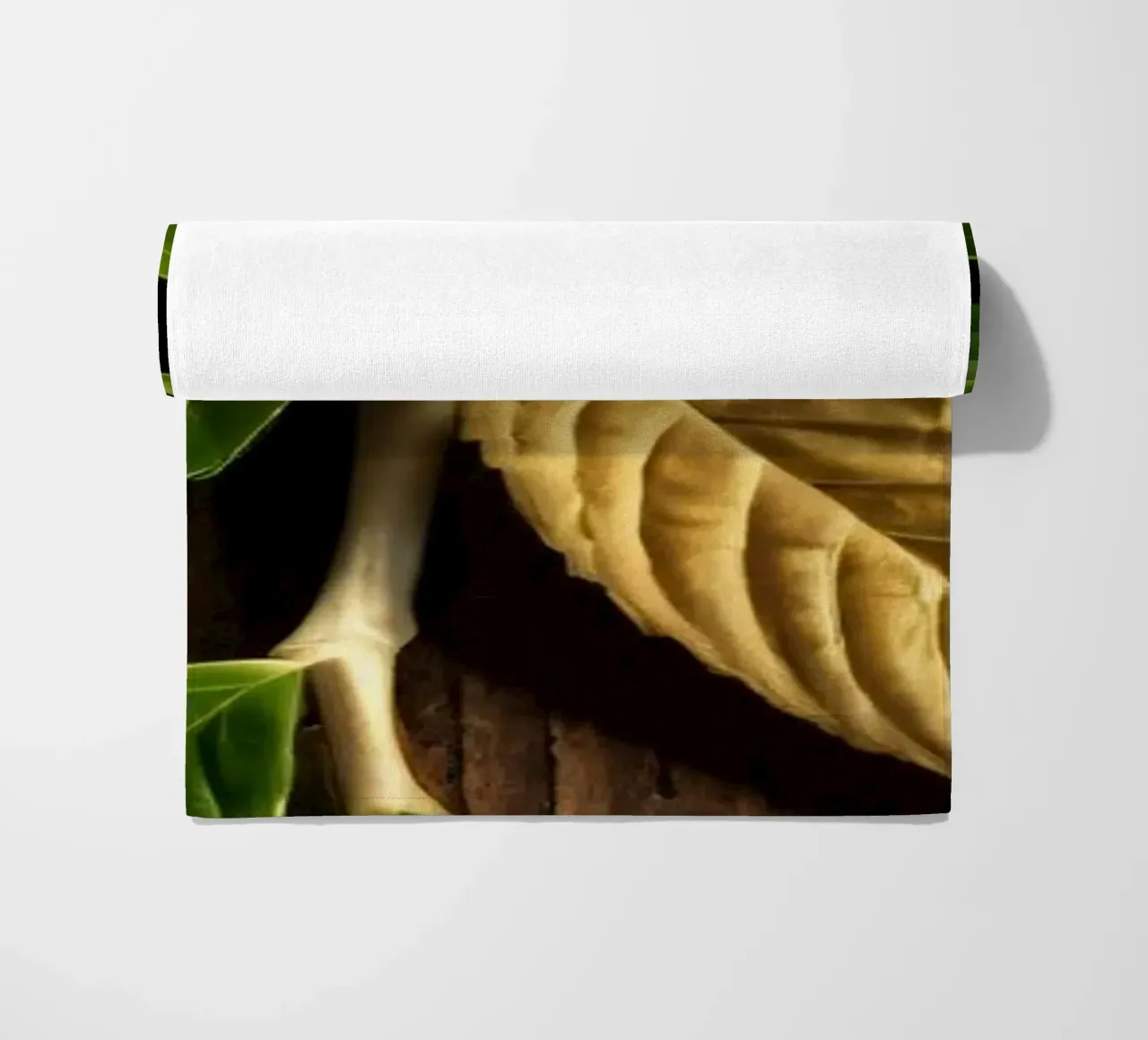 Foglie verdi fresche con una singola foglia secca su un rustico di legno telo mare da DesignDoodle