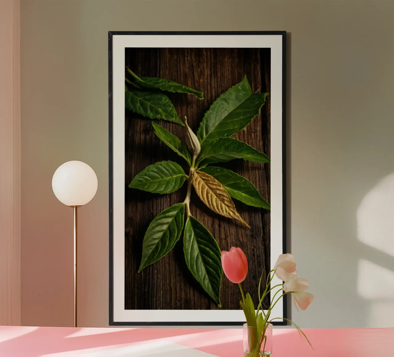 Foglie verdi fresche con una singola foglia secca su un rustico di legno carta hahnemühle da DesignDoodle