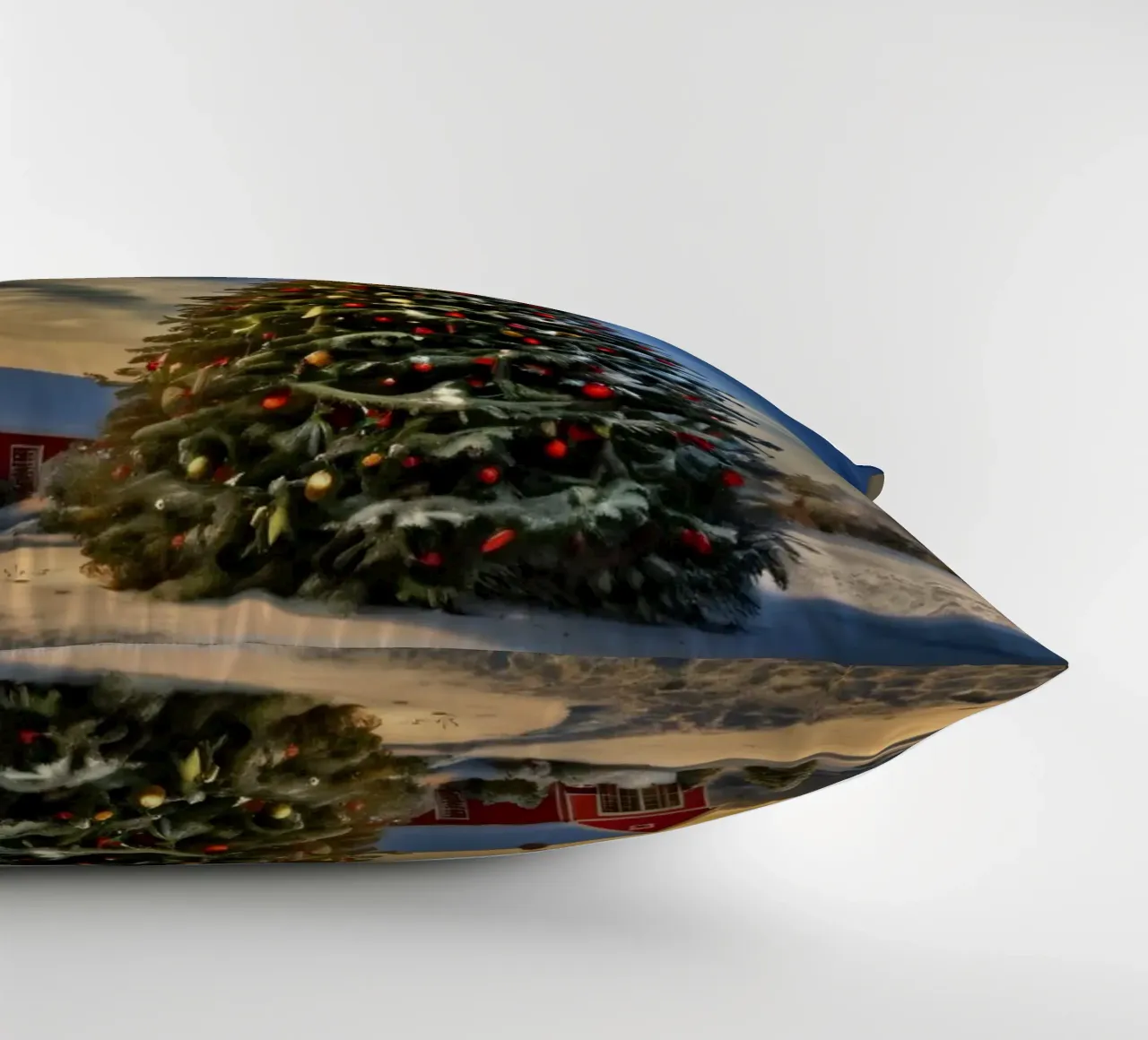 Paesaggio innevato con albero di Natale decorato cuscino da DesignDoodle