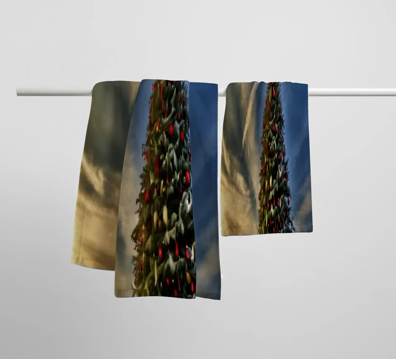 Paesaggio innevato con albero di Natale decorato asciugamano da bagno da DesignDoodle