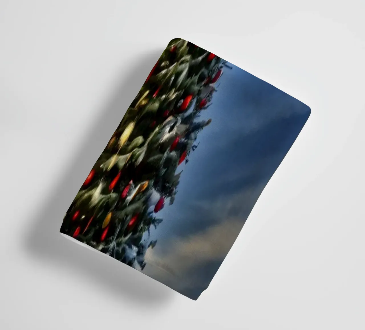 Paesaggio innevato con albero di Natale decorato asciugamano da bagno da DesignDoodle