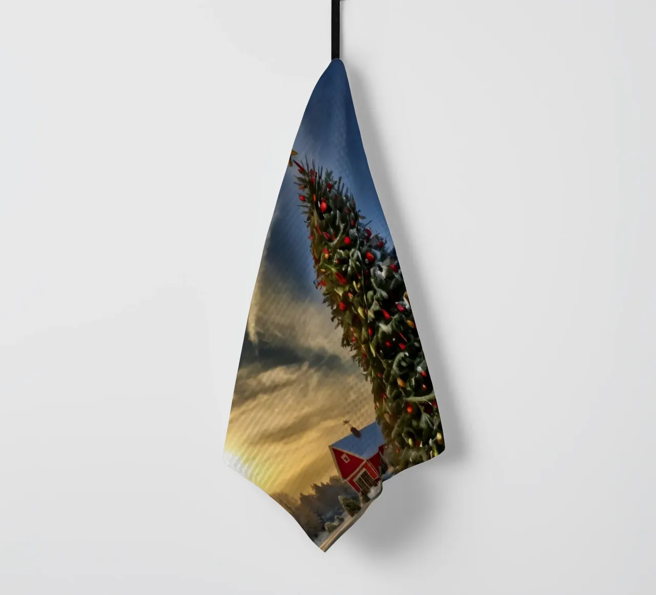 Paysage enneigé avec un arbre de Noël décoré torchon de DesignDoodle