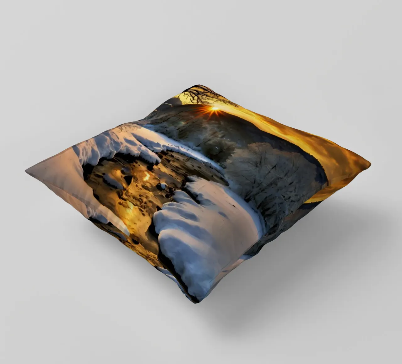 Un tramonto invernale su un tranquillo torrente circondato dalla neve cuscino da DesignDoodle