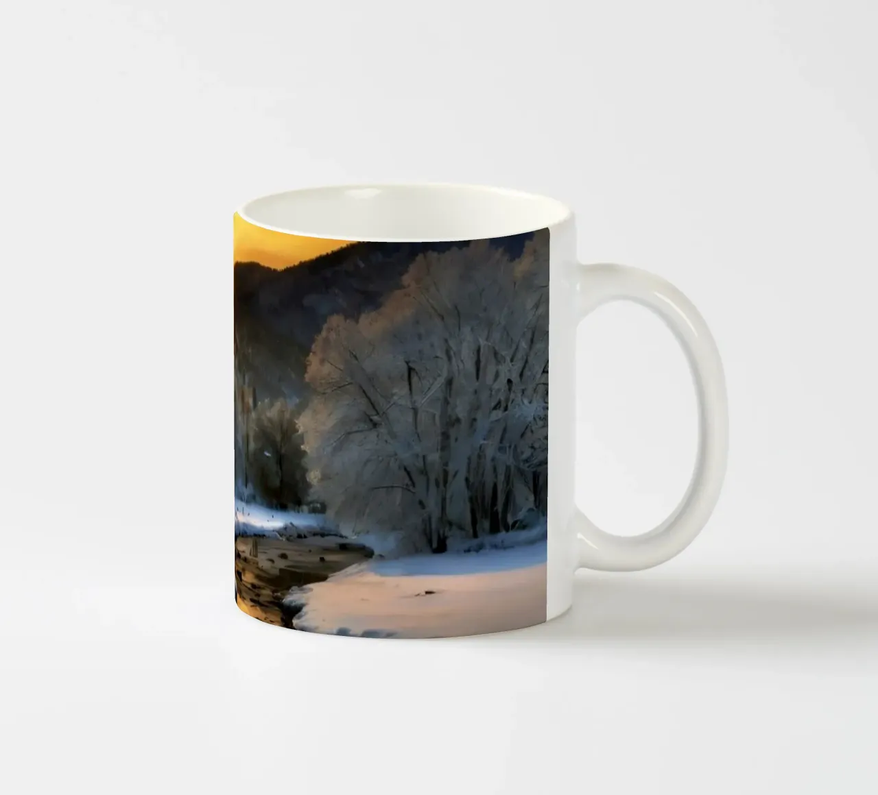 Un tramonto invernale su un tranquillo torrente circondato dalla neve tazza in ceramica da DesignDoodle