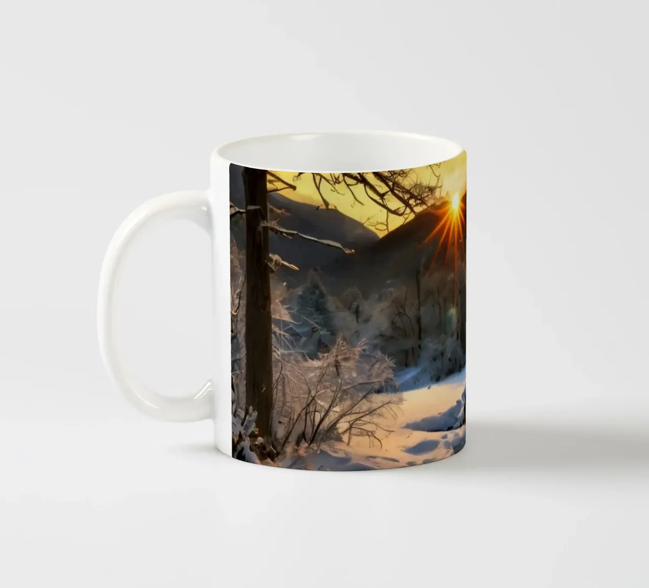Un tramonto invernale su un tranquillo torrente circondato dalla neve tazza in ceramica da DesignDoodle