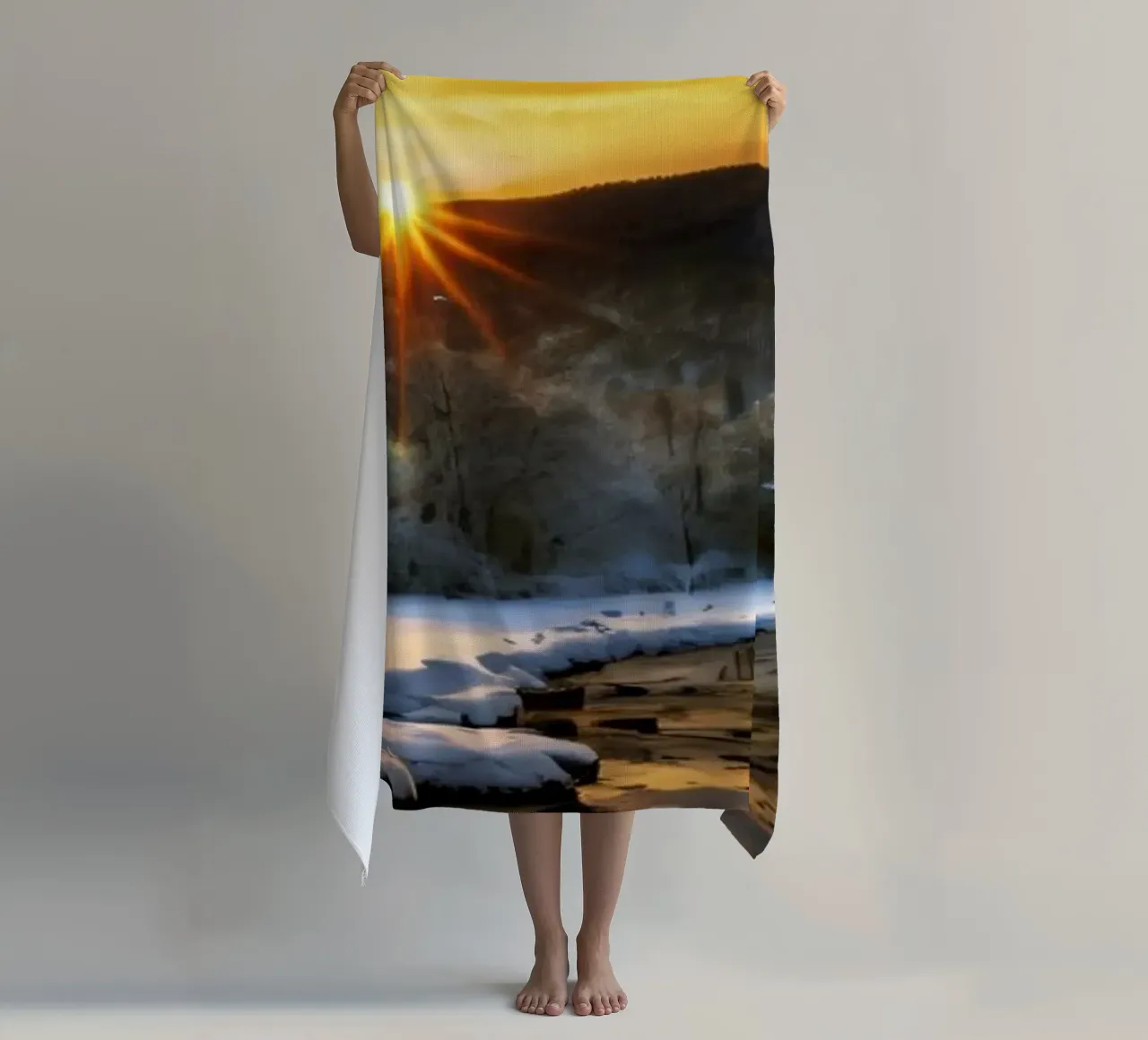 Un tramonto invernale su un tranquillo torrente circondato dalla neve telo mare da DesignDoodle