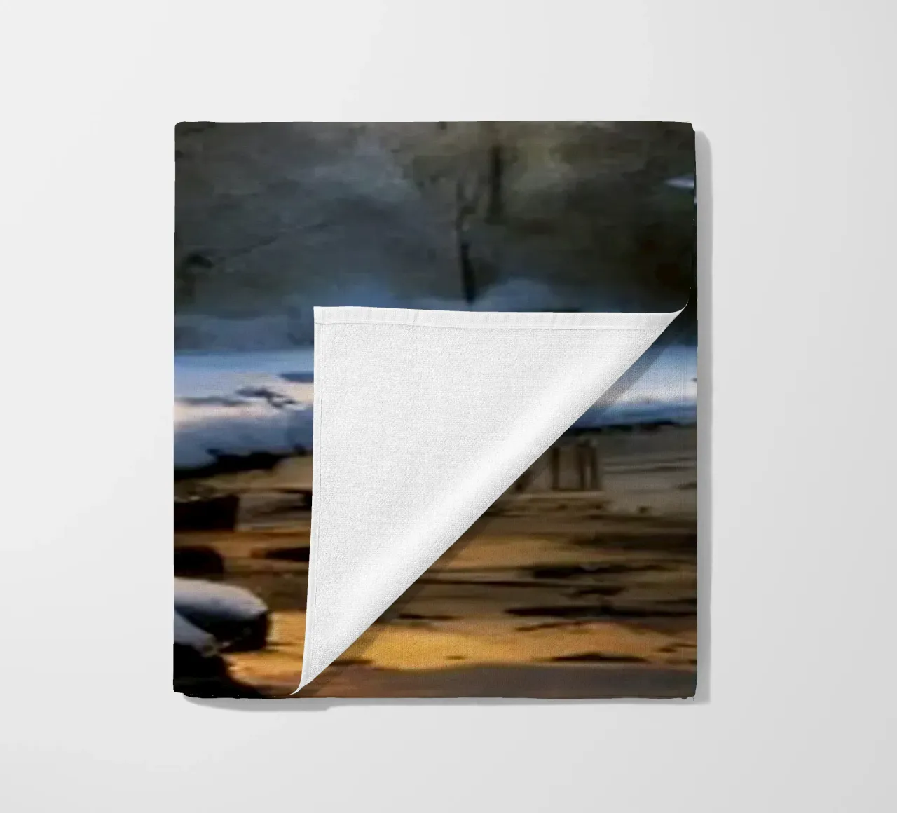 Un tramonto invernale su un tranquillo torrente circondato dalla neve telo mare da DesignDoodle