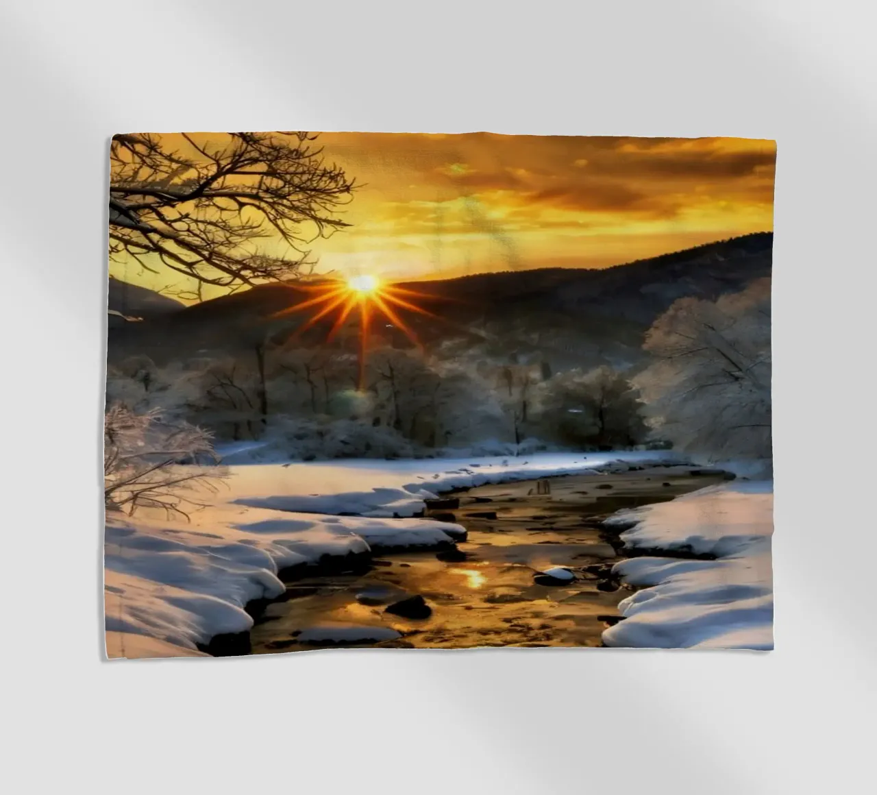 Un tramonto invernale su un tranquillo torrente circondato dalla neve telo mare da DesignDoodle