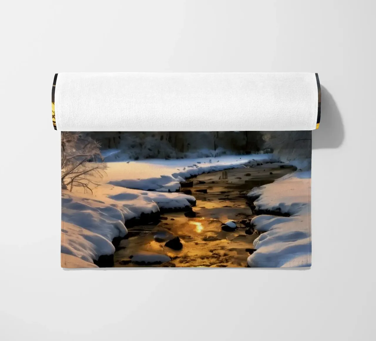 Un tramonto invernale su un tranquillo torrente circondato dalla neve telo mare da DesignDoodle