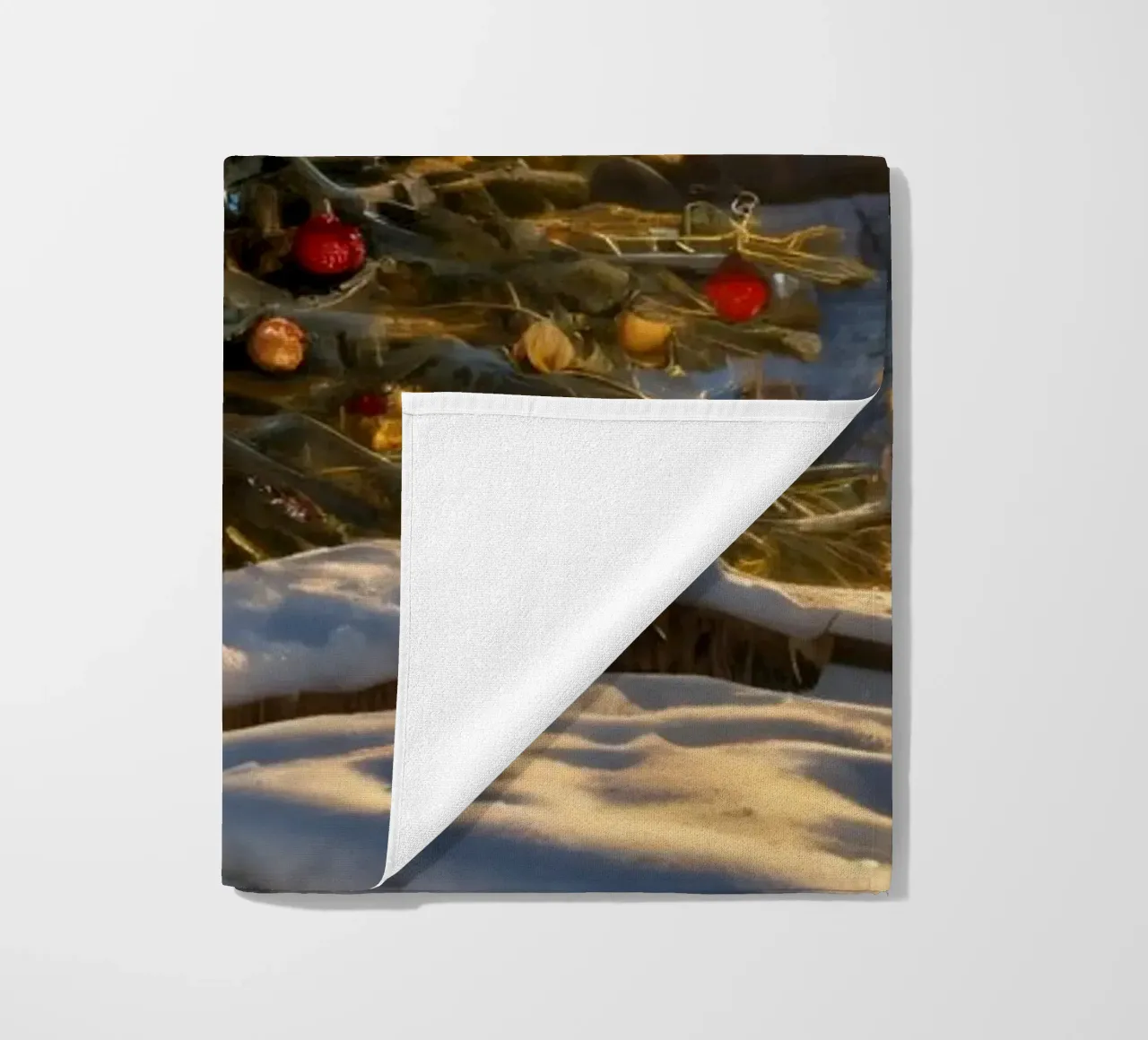 Un albero di Natale splendidamente decorato in mezzo alla neve telo mare da DesignDoodle