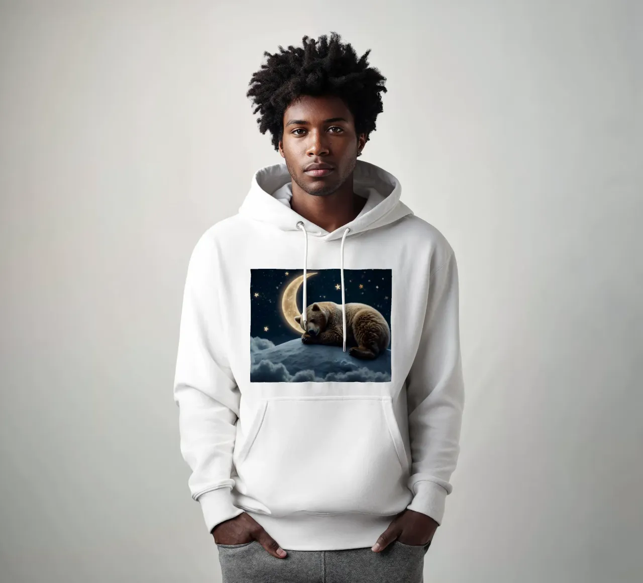 Un oso tranquilo descansando en una nube bajo una noche de cielo estrellado sudadera con capucha de DesignDoodle