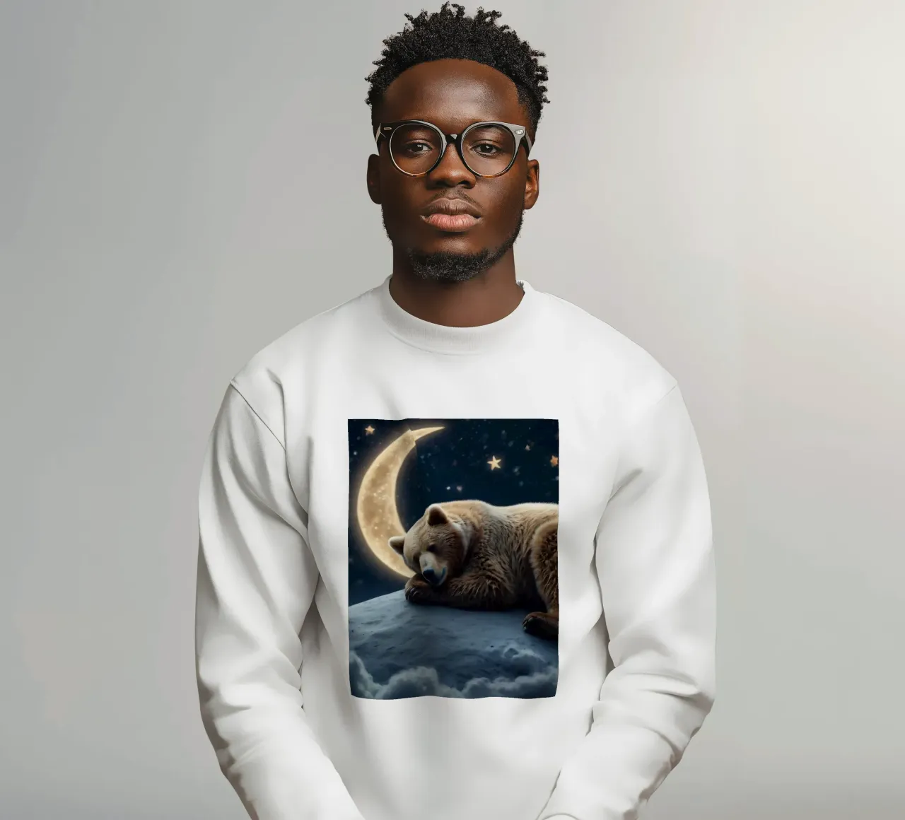 Un oso tranquilo descansando en una nube bajo una noche de cielo estrellado sudadera de DesignDoodle