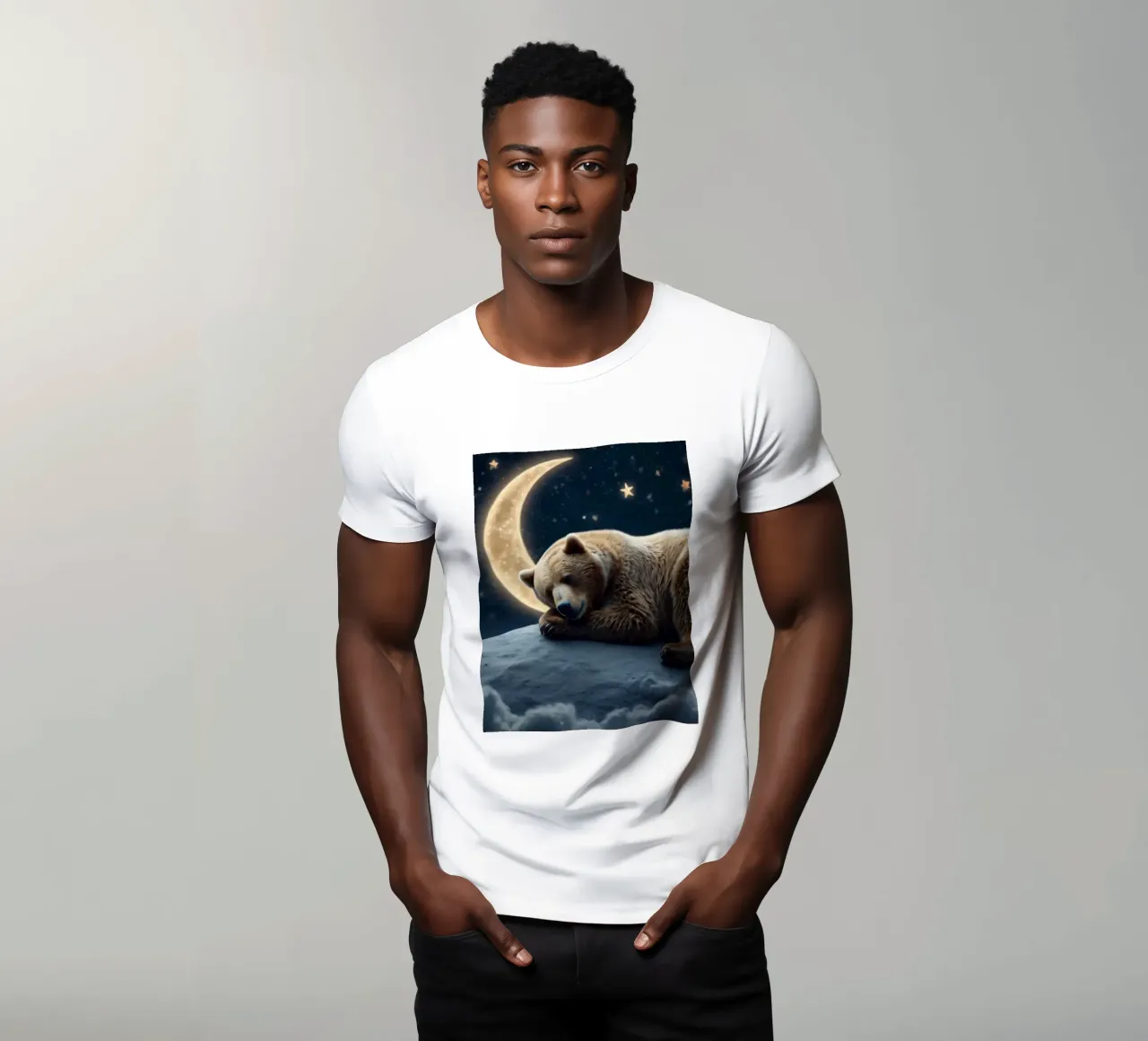 Un oso tranquilo descansando en una nube bajo una noche de cielo estrellado camiseta de DesignDoodle