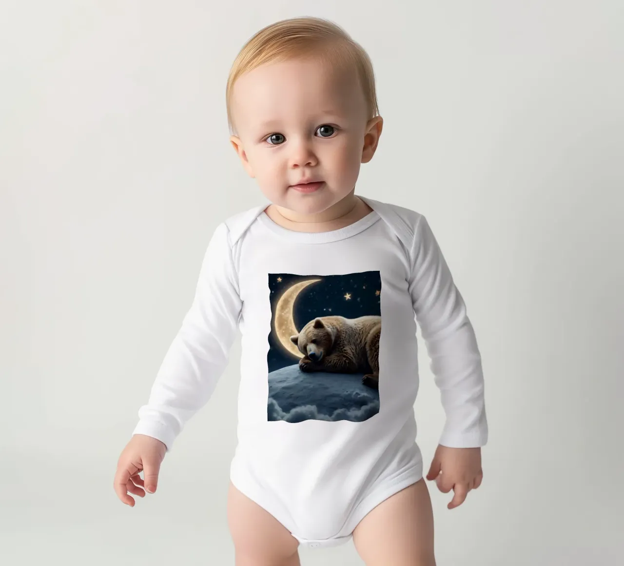 Ein friedlicher Bär, der auf einer Wolke unter einem Sternenhimmel ruht Langarm Babybody von DesignDoodle