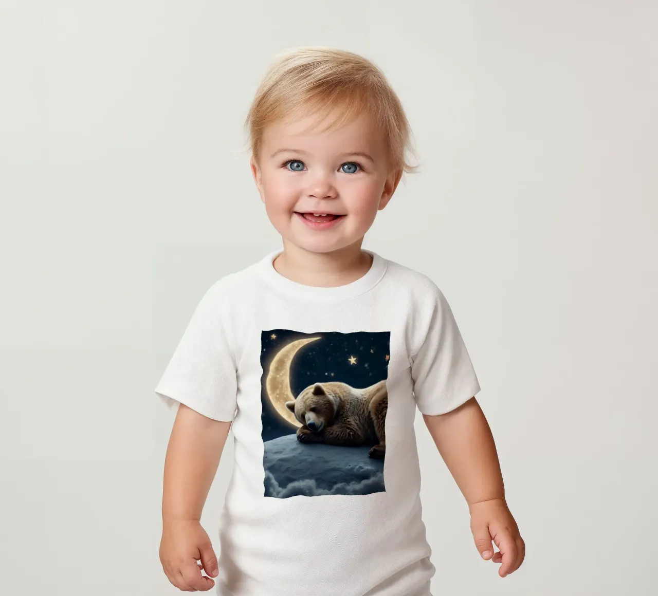 Un orso pacifico che riposa su una nuvola sotto una notte di cielo stellato maglietta neonato da DesignDoodle