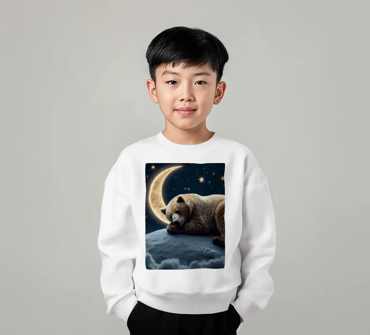 Un oso tranquilo descansando en una nube bajo una noche de cielo estrellado sudadera para niño de DesignDoodle