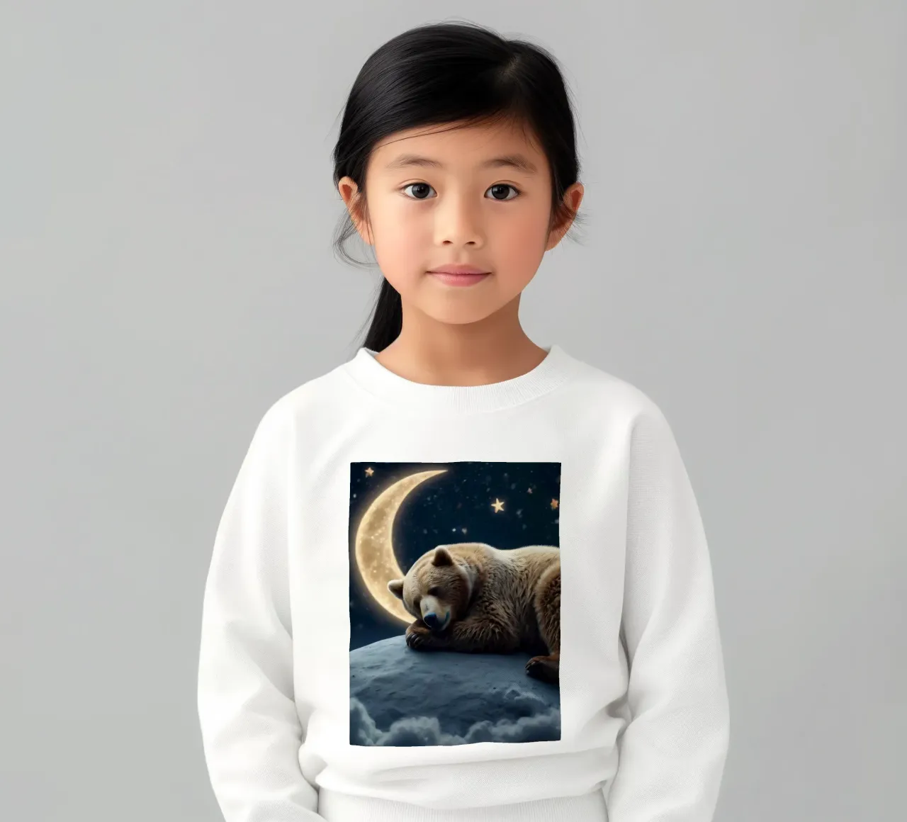 Un oso tranquilo descansando en una nube bajo una noche de cielo estrellado sudadera para niño de DesignDoodle